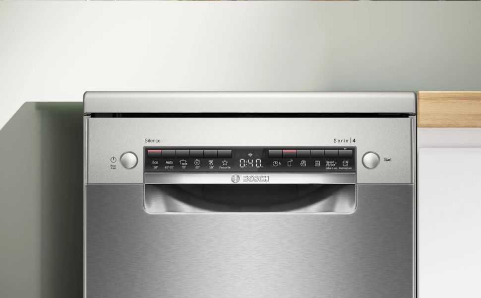 Panneau de commande d'un lave-vaisselle en acier inoxydable, avec affichage numérique et boutons montés sur une surface en métal brossé.