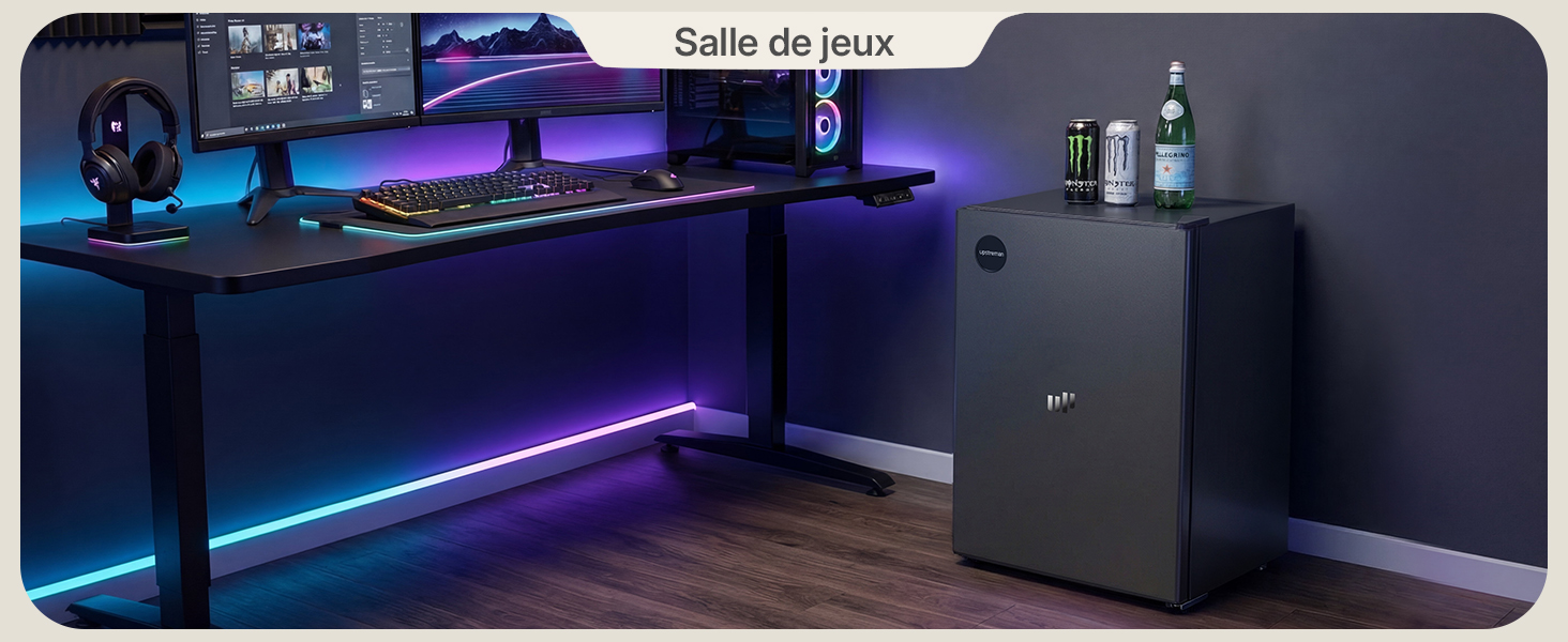 Configuration de jeu comprenant plusieurs moniteurs avec éclairage LED bleu, des chaises de jeu et une atmosphère de pièce sombre.
