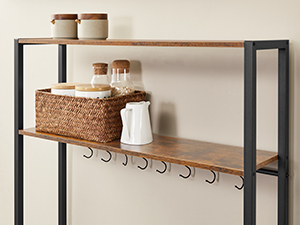 Étagère de style industriel avec étagères en bois et structure en métal noir. Plusieurs vues montrant le processus d'assemblage et d'installation.