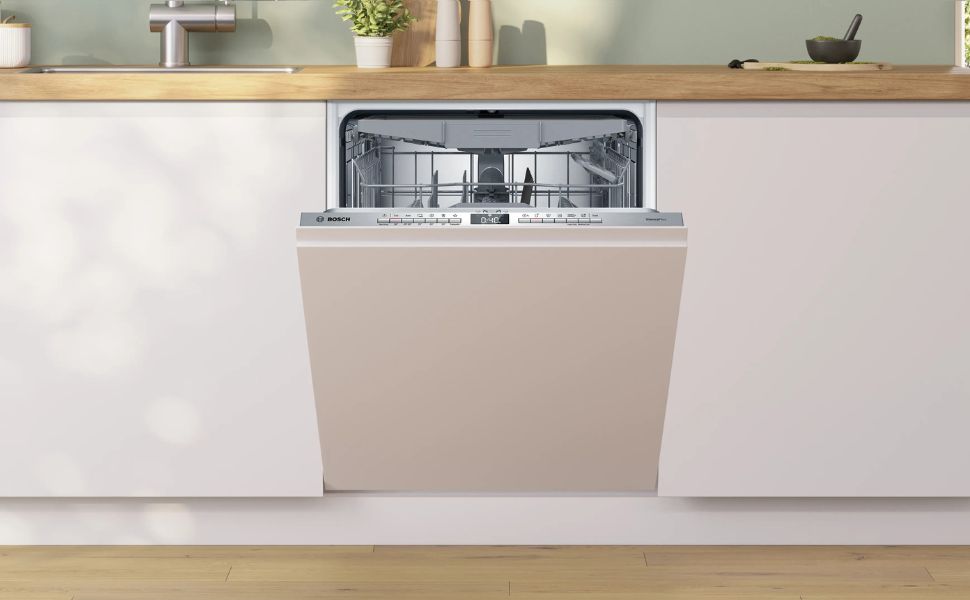 Étui de téléphone monté sur un écran mural montrant la compatibilité MagSafe avec différentes positions et orientations de montage.