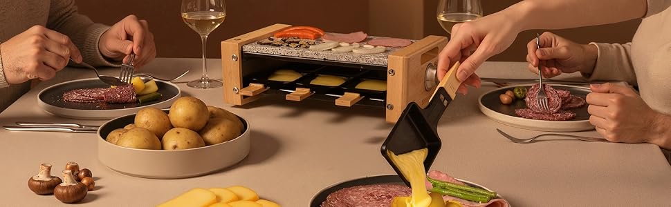 Séquence d'images montrant des mains en train de préparer des aliments et des boissons sur une table, y compris ce qui semble être des apéritifs et des boissons dans le cadre d'une réunion sociale.