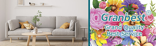 une peinture de fleurs sur un mur à côté d'un canapé.