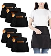 Ensemble de six tabliers noirs avec cuillère en bois et poches. Femme portant un t-shirt blanc et un tablier noir par-dessus un jean, démontrant la coupe du tablier et le placement des poches
