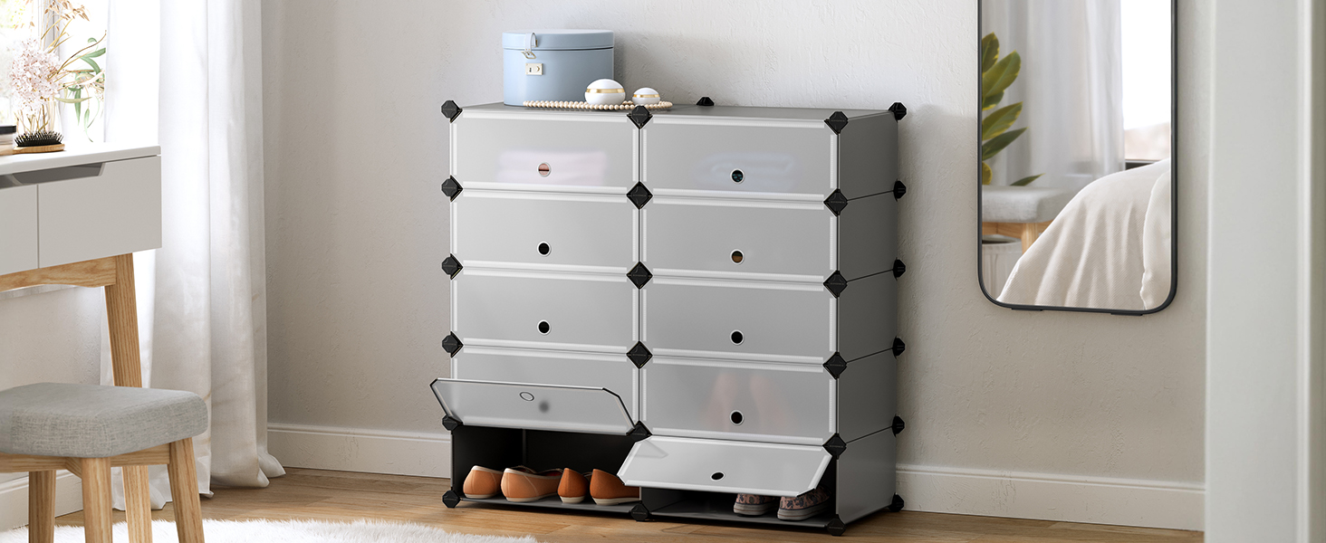 Meuble de rangement modulaire en plastique blanc avec plusieurs compartiments cubiques et une étagère à chaussures en bas, placée contre un mur de couleur claire