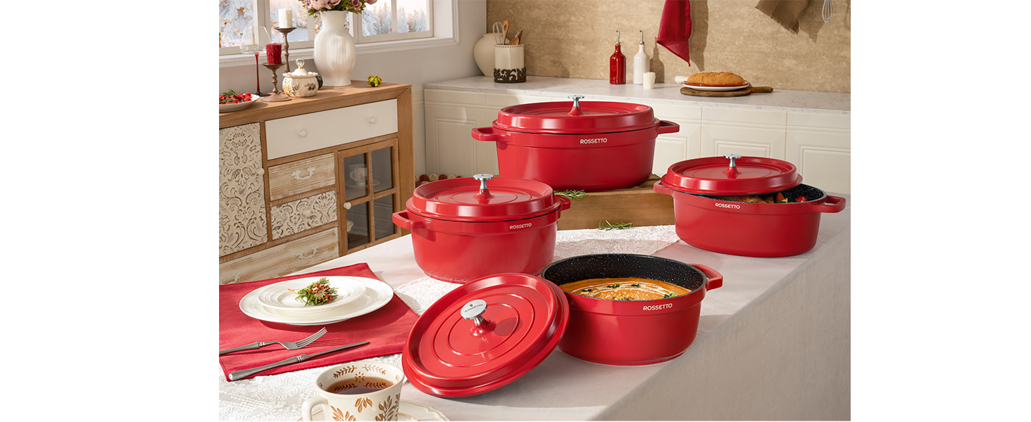 Collection d'ustensiles de cuisine émaillés rouge vif exposés sur un comptoir de cuisine beige, comprenant des casseroles et poêles de différentes tailles avec des couvercles assortis.