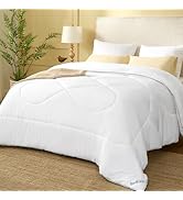 Bannière horizontale continue présentant des produits de literie blancs sous plusieurs angles, montrant des édredons et des oreillers matelassés disposés sur des lits à fond beige.