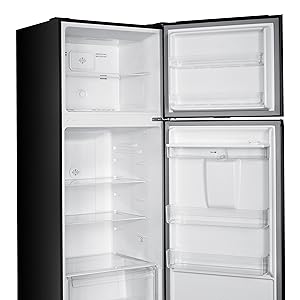 Réfrigérateur noir vide avec portes ouvertes, présentant plusieurs étagères et compartiments transparents dans les sections congélateur et réfrigérateur.