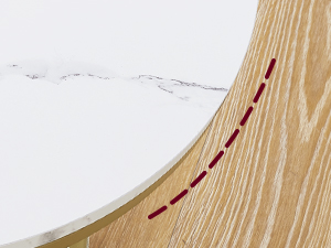 Gros plan d'une surface en bois avec une ligne pointillée rouge, indiquant peut-être un guide de découpe ou de pliage