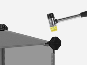 Gros plan d'un bras de lampe de bureau ajustable en argent avec un joint noir et un boulon hexagonal visible, monté sur une surface grise