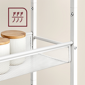 Étagère de rangement au-dessus des toilettes en métal blanc avec panier en filet et étagère supérieure en bois. Crochets rouges visibles sur le côté pour suspendre des objets.