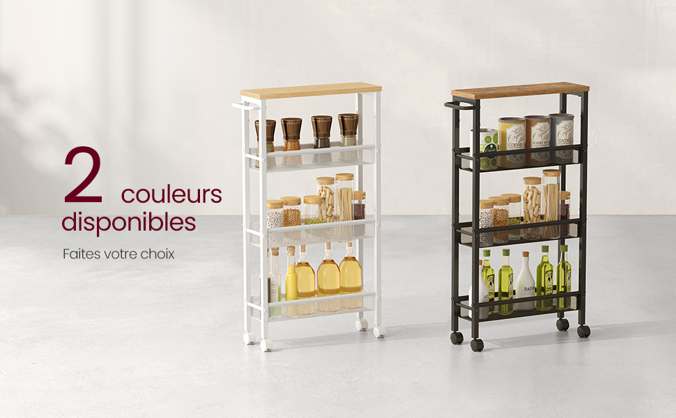 une étagère avec une étagère avec différentes bouteilles dessus.