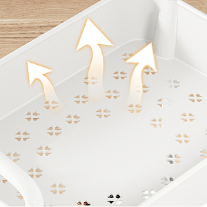 Surface blanche avec des perforations en forme de fleur et trois flèches en bois pointées vers le haut, suggérant