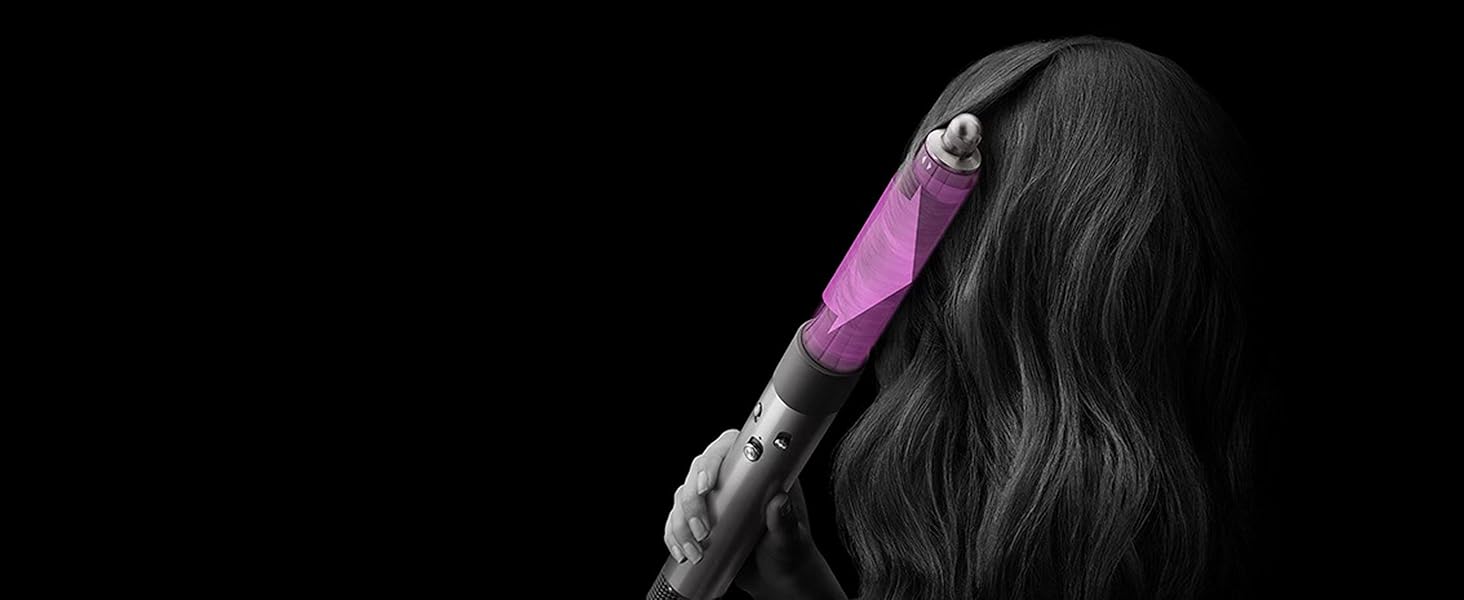 L’arrière de la tête d’une femme qui boucle ses cheveux avec le Dyson Airwrap.