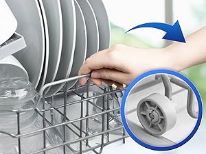 une main ouvre un lave-vaisselle.