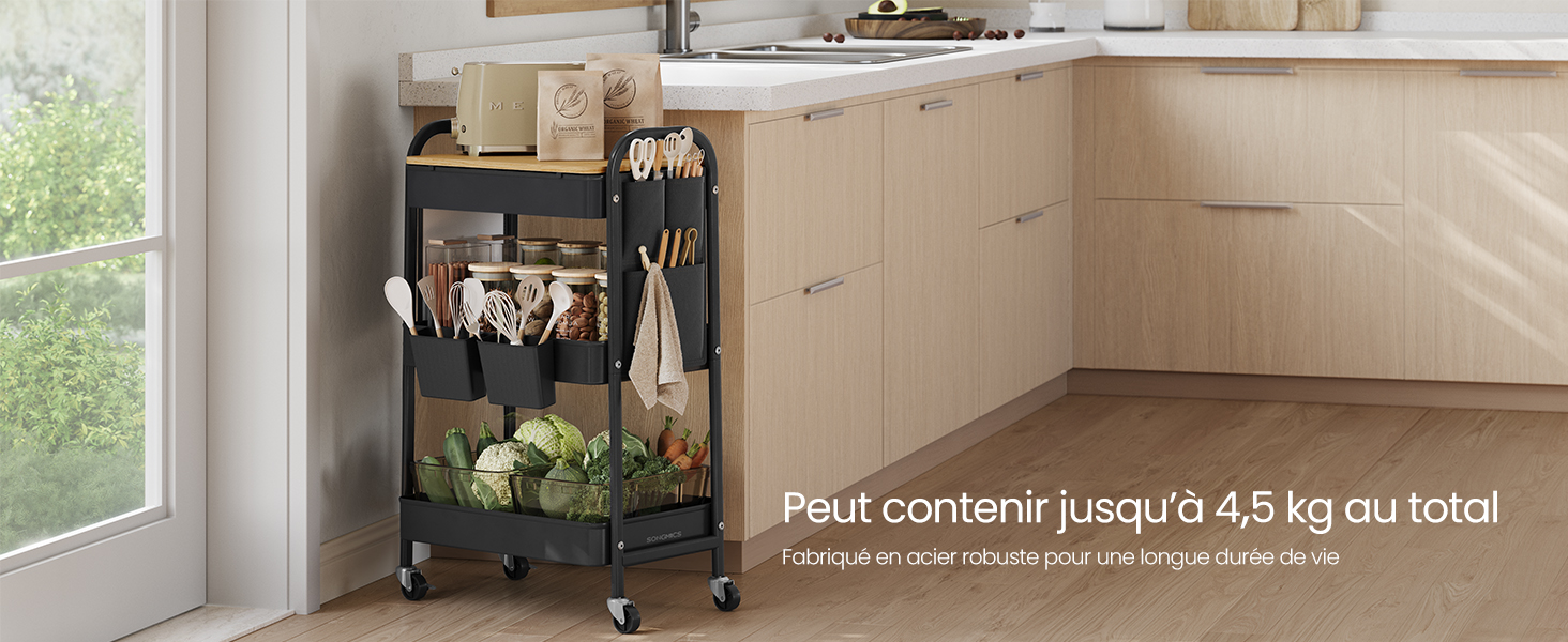 Chariot utilitaire en métal noir à plusieurs niveaux, exposant les ustensiles de cuisine et les produits près d'une fenêtre.