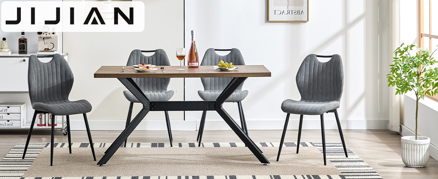 avec table en bois et quatre chaises rembourrées grises. Base de table en X en métal et dossiers de chaise incurvés dans un décor intérieur lumineux