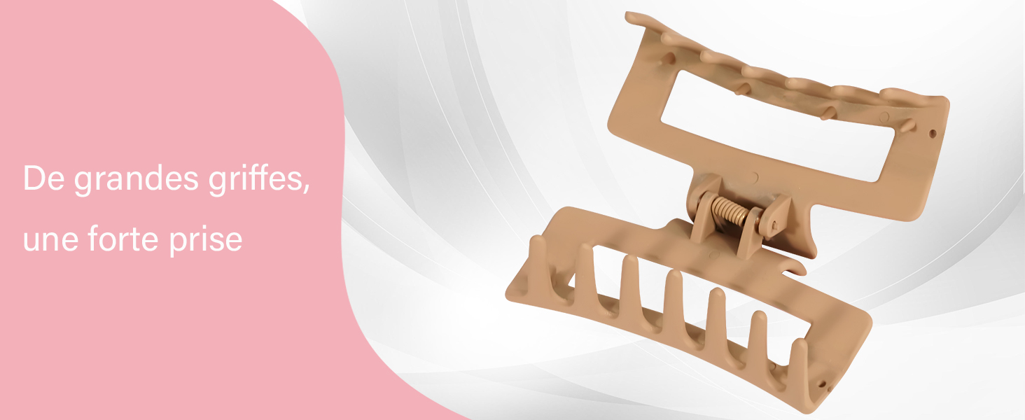 Pince à cheveux beige en plastique ou en bois avec de larges dents et un mécanisme à ressort, sur fond blanc et rose avec texte en français