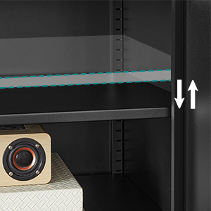 une photo d'une étagère avec un appareil photo et une boîte dessus.