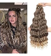 Comparaison côte à côte d'extensions de cheveux ondulés, montrant de longues vagues ombrées du blond cendré au brun avec un corps et une texture naturels.