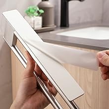 une personne tient une feuille de papier dans sa main.