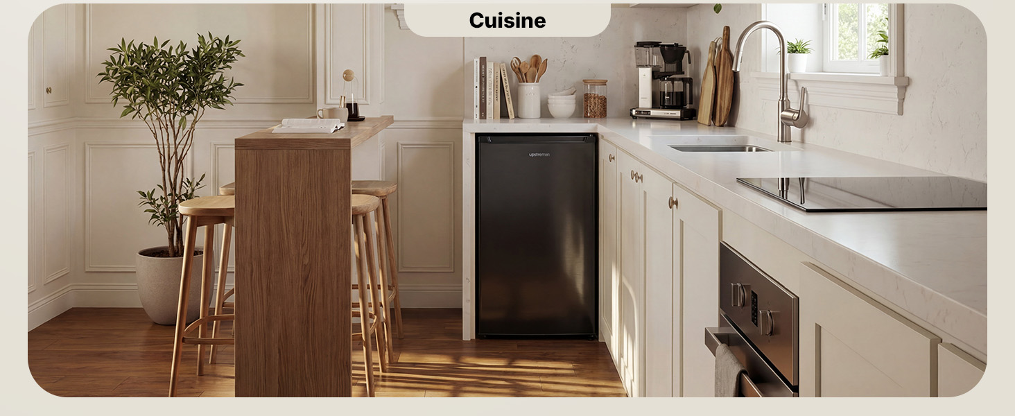 Intérieur de cuisine moderne avec armoires blanches, tabourets de bar en bois et éléments de design minimalistes.