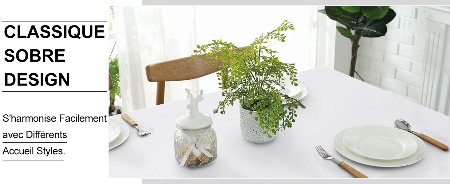 Décoration de table minimaliste avec vaisselle blanche, couverts et plantes en pot sur une surface en bois. Superposition de texte en français visible.
