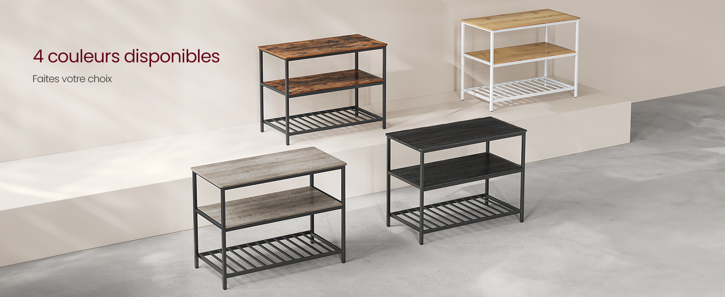 Quatre étagères à chaussures de différentes couleurs : blanc, noir et tons bois. Chacune comporte trois niveaux et une structure en métal avec des étagères en bois ou en fil métallique.