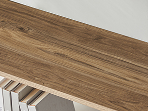 Gros plan d'une surface de table ou d'étagère en bois présentant une texture de grain de bois naturelle sur un mur blanc