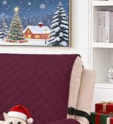 Scène de vacances d'hiver avec maison illustrée dans un décor enneigé, décorée d'éléments festifs et de décorations de Noël.