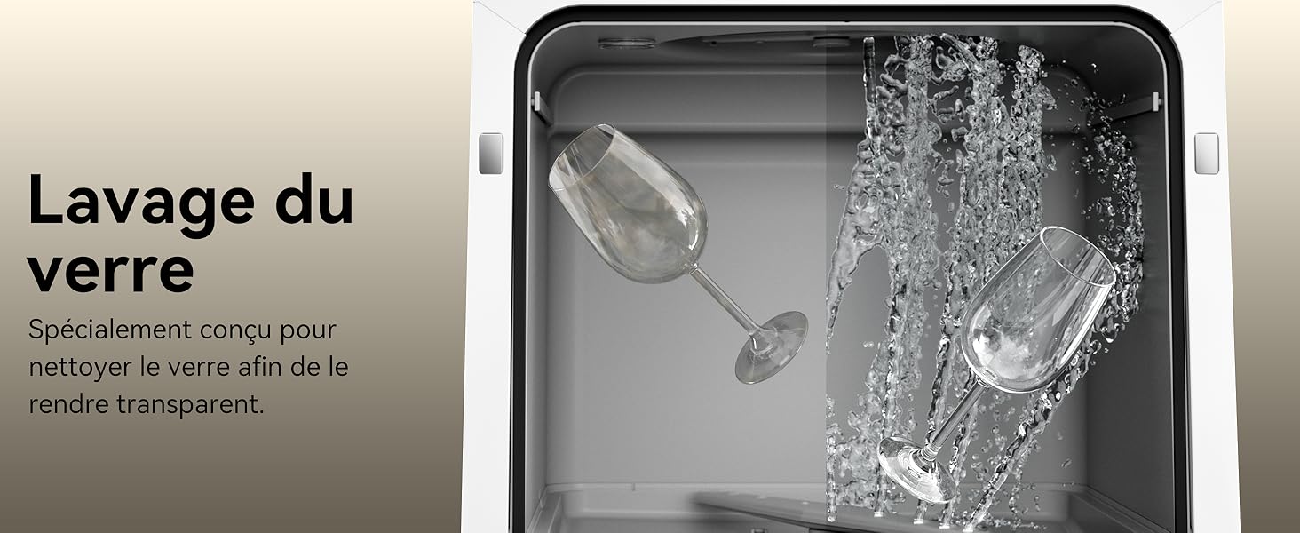 un verre à vin est versé dans un four à micro-ondes.