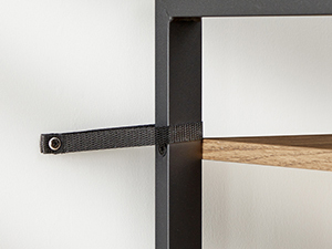 Gros plan d'un support d'étagère en métal au fini foncé, supportant une étagère en bois. Le support a un design minimaliste avec un profil mince et une forme angulaire.