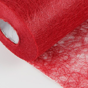 Vue rapprochée d'un matériau texturé rouge avec un motif fibreux en forme de toile sur fond