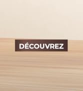 Le texte se lit comme suit : « DÉCOUVREZ ». Image rapprochée de disques vinyles exposés sur une surface en bois, montrant des disques vinyles de couleur orange et rouge.