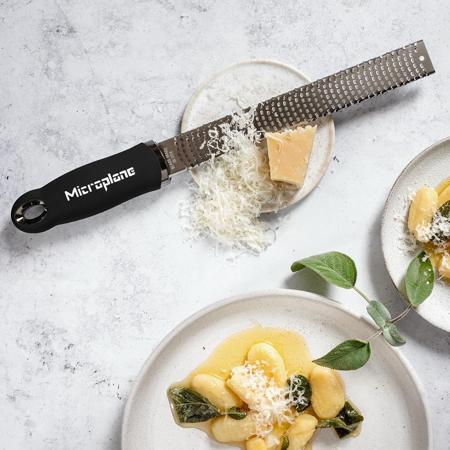 Microplane - Râpe zesteur Classic - lame fine inox - usage agrumes, fromage, gingembre, chocolat, noix