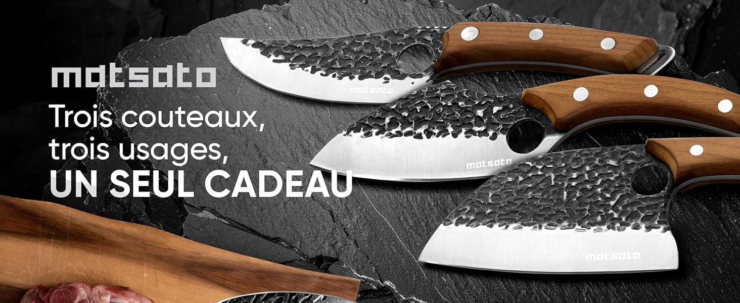 Chambre moderne avec cadre de lit plateforme en bois et tables de nuit flottantes intégrées. Literie blanche et palette de couleurs neutres. Les angles multiples montrent un design minimaliste.