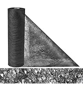 Rouleau de tissu d'aménagement paysager noir ou de matériau couvre-sol présenté partiellement déroulé pour indiquer l'épaisseur et la texture