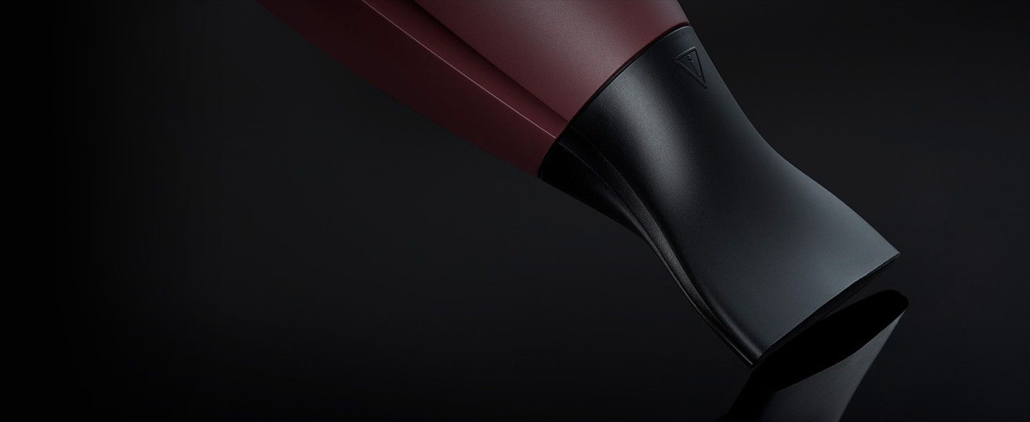 Photo de produit en gros plan d'un appareil électronique ou d'un accessoire noir élégant sur fond sombre.