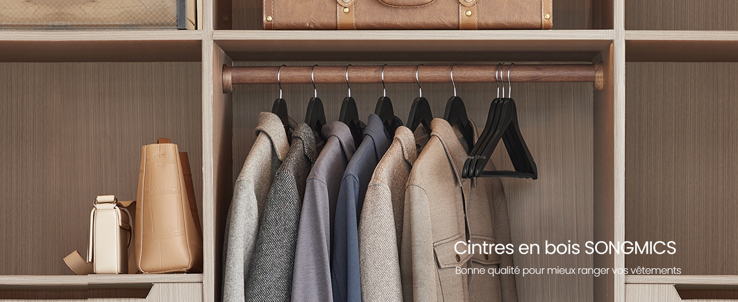 Intérieur d'armoire en bois avec vêtements suspendus. Comprend plusieurs tringles et étagères pour un rangement organisé des vêtements et des accessoires.