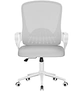 Chaise de bureau gris clair avec dossier en maille, assise rembourrée, accoudoirs réglables et base roulante blanche à cinq roues.