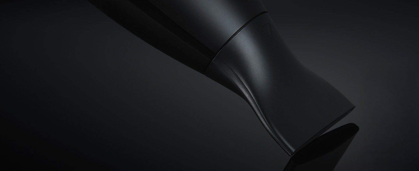 Images rapprochées de ce qui semble être un équipement industriel noir ou des pièces de machines sur fond clair.