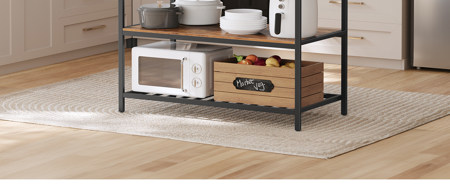 avec structure en métal et étagère en bois. Four à micro-ondes sur l'étagère supérieure, boîte de rangement sur la partie inférieure. Placé sur un tapis de couleur claire dans un décor de cuisine