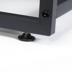 Gros plan d'un pied ou d'une jambe ajustable noir, provenant probablement d'un meuble ou d'un appareil électroménager, avec un mécanisme à vis pour le réglage de la hauteur