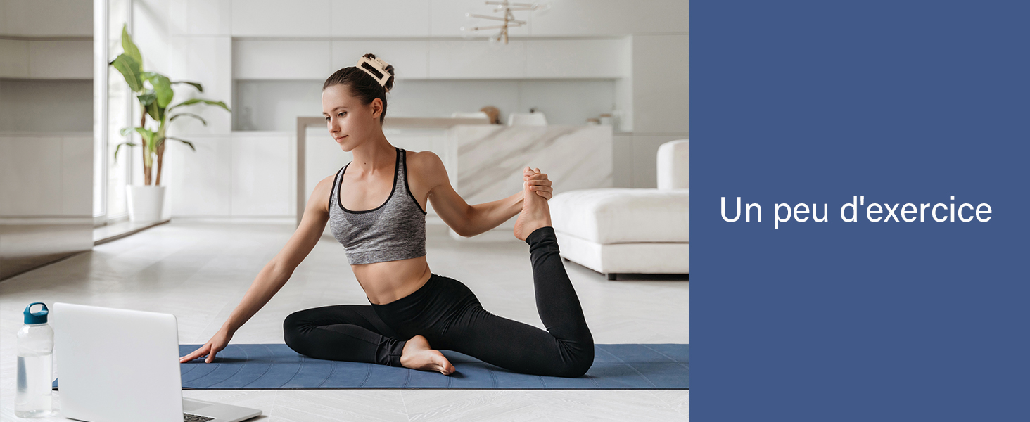 Scène d'exercice montrant un tapis de yoga sur le sol dans un espace intérieur lumineux avec une plante d'intérieur et une superposition de texte bleu