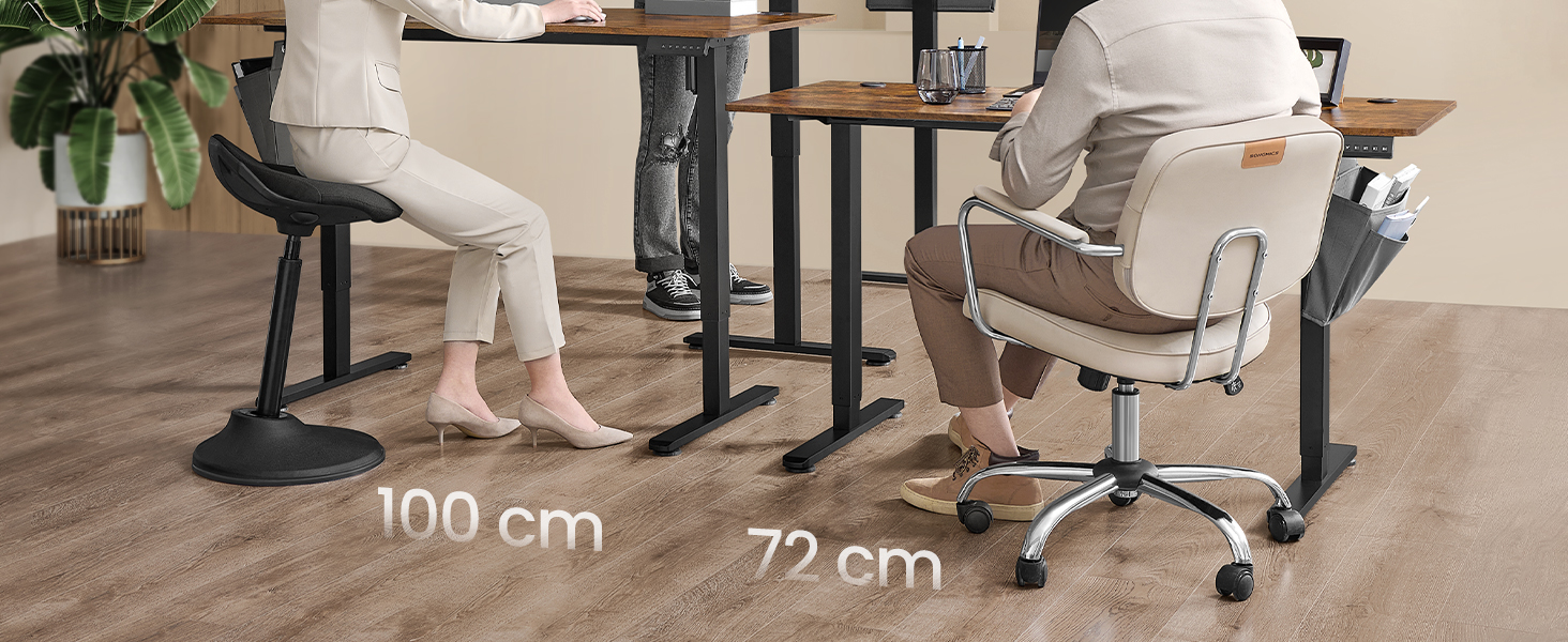 montrant des mesures de bureau réglables en hauteur, avec des marqueurs d'espacement de 100 cm et 72 cm entre les positions assises sur du parquet