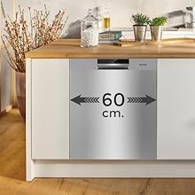 Le texte se lit comme suit : « 60 cm ». Intérieur de cuisine ou de bureau moderne avec armoires blanches et appareils électroménagers en acier inoxydable présentés sous plusieurs angles.