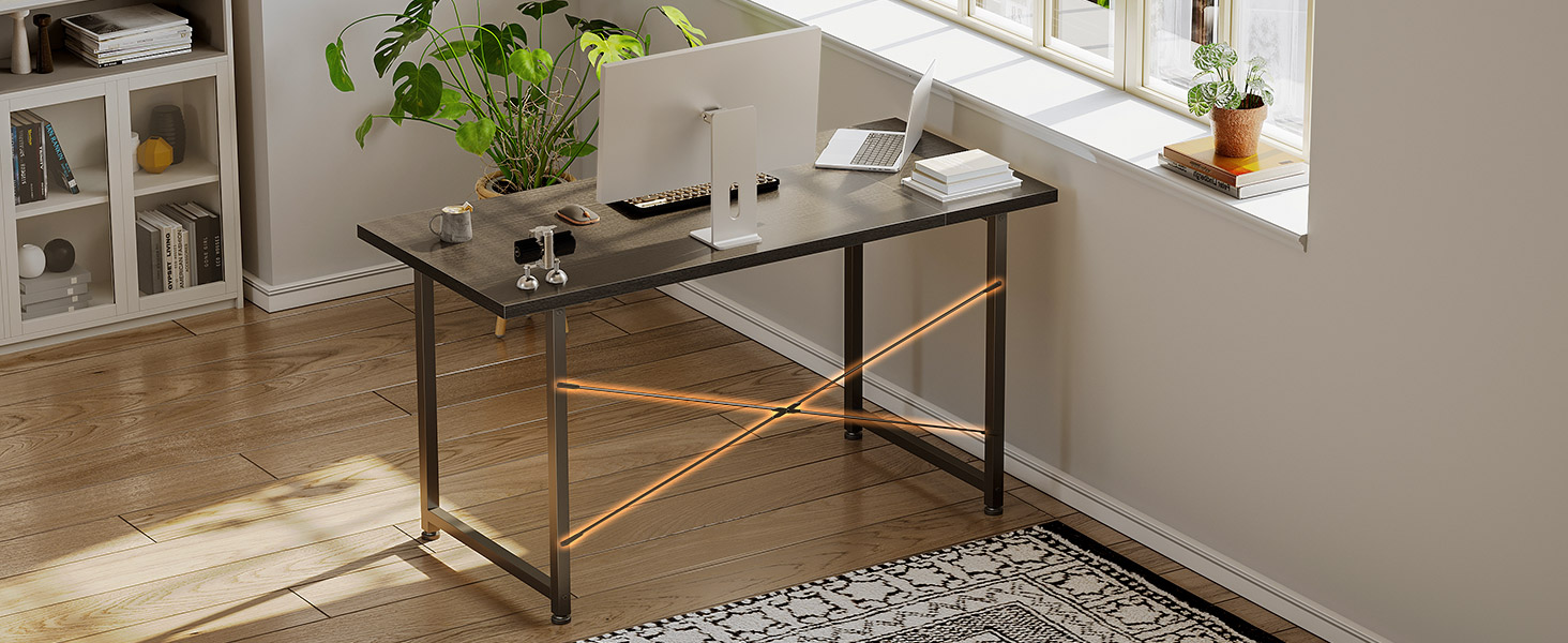 Intérieur de bureau ou d'espace de travail moderne avec bureau ou table en verre avec éclairage naturel et décoration minimale sur des murs blancs.