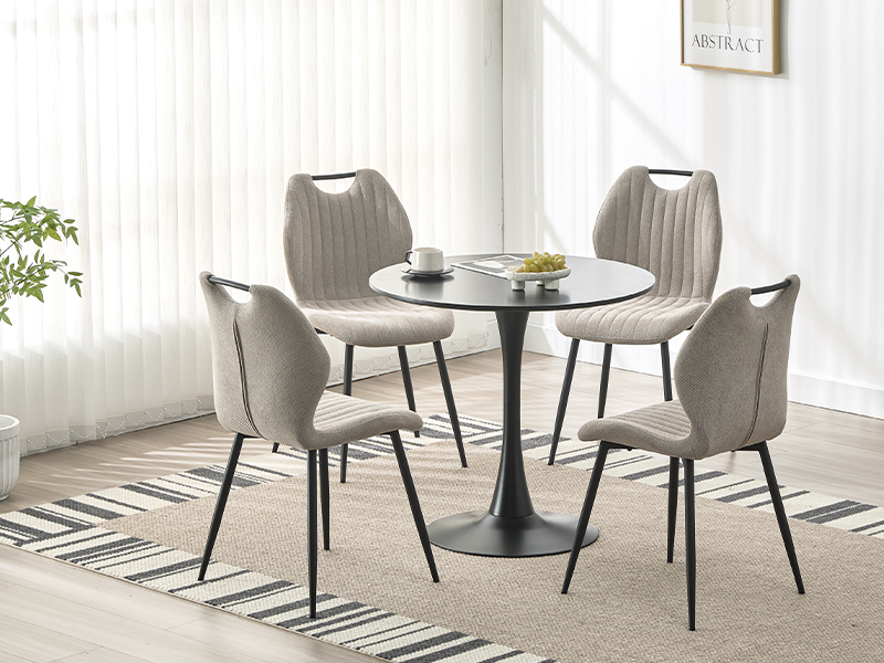 comprenant une table ronde en verre avec piédestal noir et quatre chaises rembourrées grises avec capitonnage à canaux et