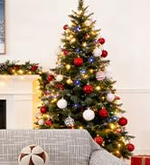 Série de quatre images montrant des arbres de Noël décorés avec des ornements et des lumières pour la maison.