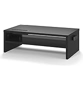 Console de divertissement ou meuble TV de couleur foncée avec design horizontal et surface de plate-forme surélevée.