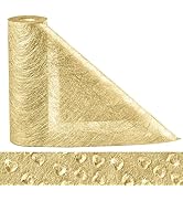 Tissu métallisé doré texturé ou matériau présenté dans un pli en diagonale, avec un détail rapproché du motif en relief en dessous